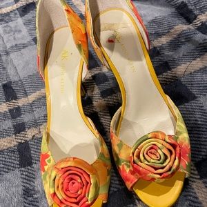 Ann Klein kitten heel floral rosette pump